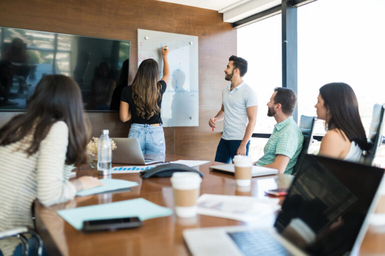 Soft skills et hard skills : quelles compétences développer en formation ?
